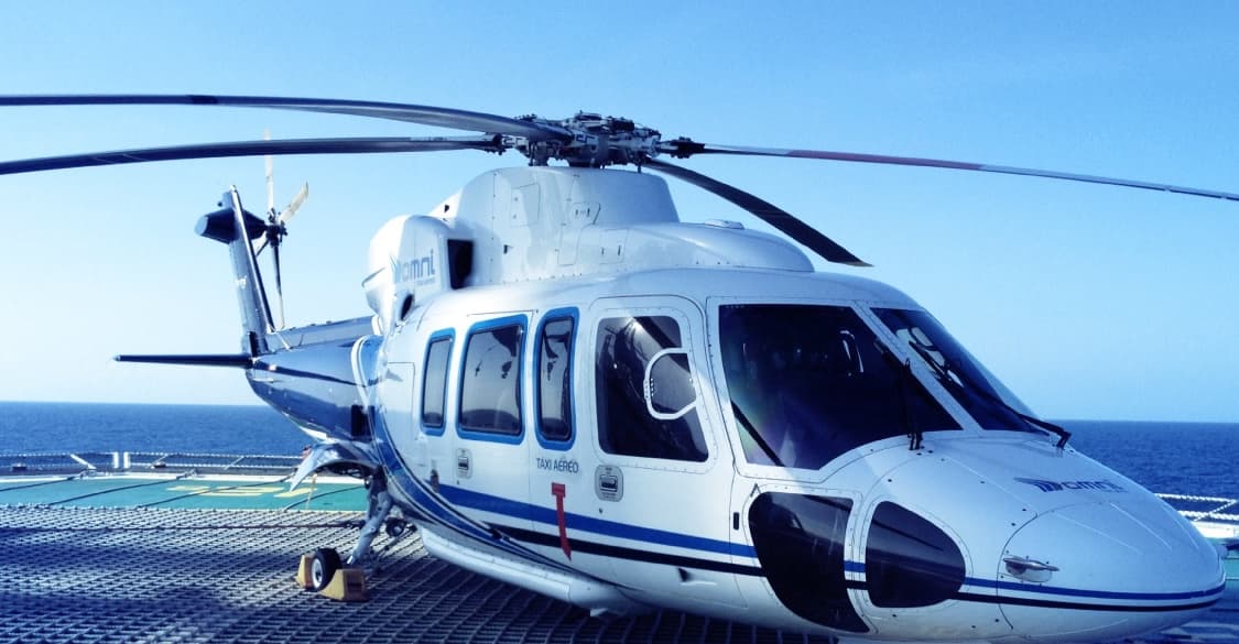 Helicóptero Sikorsky S-76 da Omni Táxi Aéreo em heliponto de unidade offshore, foto publicada no site da empresa